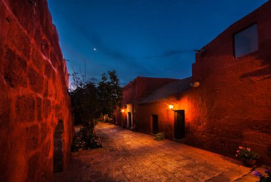 Santa Catalina manastırı Dominikli rahibeler için bir manastır olarak kuruldu. Büyüleyici mimarisi, canlı renkleri ve İspanyol sömürgeci ve yerel etkilerinin eşsiz karışımı ile ünlüdür..
