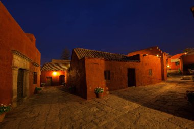 Santa Catalina manastırı Dominikli rahibeler için bir manastır olarak kuruldu. Büyüleyici mimarisi, canlı renkleri ve İspanyol sömürgeci ve yerel etkilerinin eşsiz karışımı ile ünlüdür..