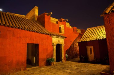 Santa Catalina manastırı Dominikli rahibeler için bir manastır olarak kuruldu. Büyüleyici mimarisi, canlı renkleri ve İspanyol sömürgeci ve yerel etkilerinin eşsiz karışımı ile ünlüdür..