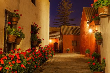 Santa Catalina manastırı Dominikli rahibeler için bir manastır olarak kuruldu. Büyüleyici mimarisi, canlı renkleri ve İspanyol sömürgeci ve yerel etkilerinin eşsiz karışımı ile ünlüdür..