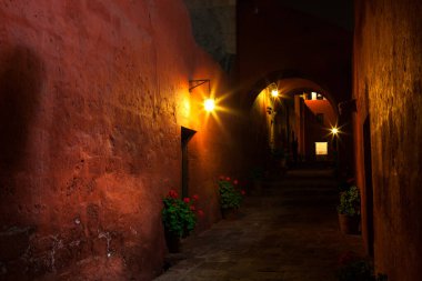 Santa Catalina manastırı Dominikli rahibeler için bir manastır olarak kuruldu. Büyüleyici mimarisi, canlı renkleri ve İspanyol sömürgeci ve yerel etkilerinin eşsiz karışımı ile ünlüdür..
