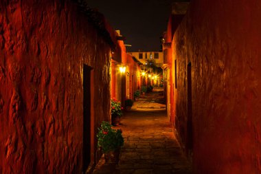Santa Catalina manastırı Dominikli rahibeler için bir manastır olarak kuruldu. Büyüleyici mimarisi, canlı renkleri ve İspanyol sömürgeci ve yerel etkilerinin eşsiz karışımı ile ünlüdür..