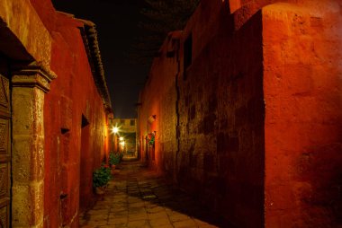 Santa Catalina manastırı Dominikli rahibeler için bir manastır olarak kuruldu. Büyüleyici mimarisi, canlı renkleri ve İspanyol sömürgeci ve yerel etkilerinin eşsiz karışımı ile ünlüdür..