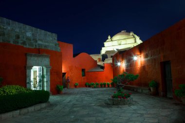 Santa Catalina manastırı Dominikli rahibeler için bir manastır olarak kuruldu. Büyüleyici mimarisi, canlı renkleri ve İspanyol sömürgeci ve yerel etkilerinin eşsiz karışımı ile ünlüdür..