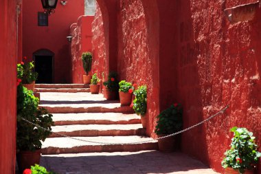 Santa Catalina manastırı Dominikli rahibeler için bir manastır olarak kuruldu. Büyüleyici mimarisi, canlı renkleri ve İspanyol sömürgeci ve yerel etkilerinin eşsiz karışımı ile ünlüdür..