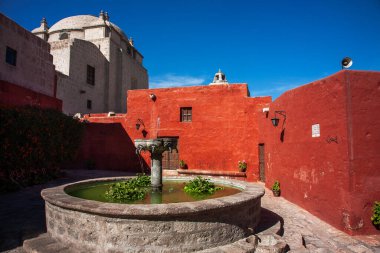 Santa Catalina manastırı Dominikli rahibeler için bir manastır olarak kuruldu. Büyüleyici mimarisi, canlı renkleri ve İspanyol sömürgeci ve yerel etkilerinin eşsiz karışımı ile ünlüdür..