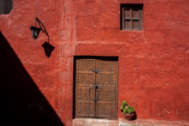 Santa Catalina manastırı Dominikli rahibeler için bir manastır olarak kuruldu. Büyüleyici mimarisi, canlı renkleri ve İspanyol sömürgeci ve yerel etkilerinin eşsiz karışımı ile ünlüdür..