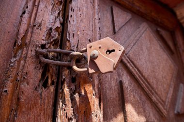 Santa Catalina manastırı Dominikli rahibeler için bir manastır olarak kuruldu. Büyüleyici mimarisi, canlı renkleri ve İspanyol sömürgeci ve yerel etkilerinin eşsiz karışımı ile ünlüdür..