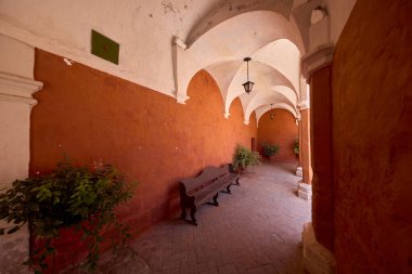 Santa Catalina manastırı Dominikli rahibeler için bir manastır olarak kuruldu. Büyüleyici mimarisi, canlı renkleri ve İspanyol sömürgeci ve yerel etkilerinin eşsiz karışımı ile ünlüdür..