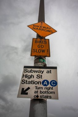 New York, Amerika Birleşik Devletleri 'nin nüfus bakımından en büyük şehri ve dünyanın en ikonik şehirlerinden biridir. New York eyaletinde yer almaktadır ve eyaletin güney ucunda yer almaktadır..