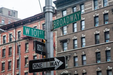 New York, Amerika Birleşik Devletleri 'nin nüfus bakımından en büyük şehri ve dünyanın en ikonik şehirlerinden biridir. New York eyaletinde yer almaktadır ve eyaletin güney ucunda yer almaktadır..