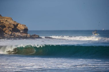 Cabo Blanco 'da sörf yapmak hem deneyimli sörfçüler hem de yeni başlayanlar için heyecan verici bir deneyim olabilir.