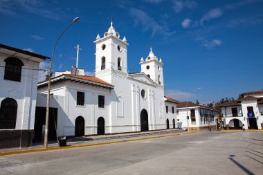 Chachapoyas, antik Kuelap kalesi de dahil olmak üzere Kolombiya öncesi medeniyetlerden gelen zengin tarihi ve arkeolojik alanlara yakınlığıyla tanınır.
