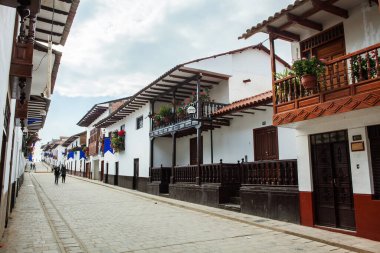 Chachapoyas, antik Kuelap kalesi de dahil olmak üzere Kolombiya öncesi medeniyetlerden gelen zengin tarihi ve arkeolojik alanlara yakınlığıyla tanınır.