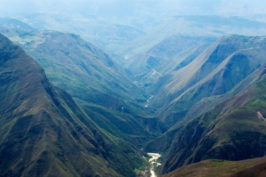 Chachapoyas, antik Kuelap kalesi de dahil olmak üzere Kolombiya öncesi medeniyetlerden gelen zengin tarihi ve arkeolojik alanlara yakınlığıyla tanınır.