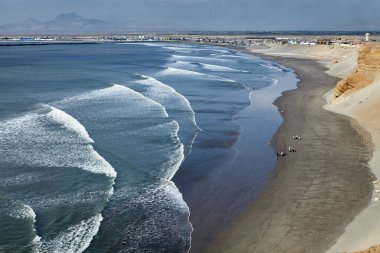 Chicama, dünyadaki en uzun sol el dalgalarından birine ev sahipliği yapmasıyla ünlüdür. Kuzey Peru 'da, La Libertad bölgesinde Puerto Malabrigo kasabası yakınlarında bulunan ünlü bir sörf merkezidir.