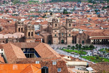 Cusco sokaklarında dolaşmak, yaşayan bir müzeye adım atmak gibidir. Her köşede antik uygarlıklar ve koloni ihtişamı vardır..