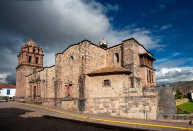 Cusco sokaklarında dolaşmak, yaşayan bir müzeye adım atmak gibidir. Her köşede antik uygarlıklar ve koloni ihtişamı vardır..