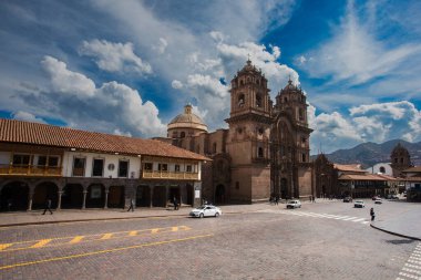 Cusco sokaklarında dolaşmak, yaşayan bir müzeye adım atmak gibidir. Her köşede antik uygarlıklar ve koloni ihtişamı vardır..