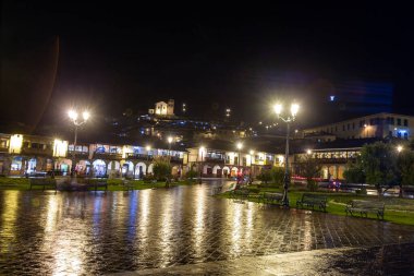 Cusco sokaklarında dolaşmak, yaşayan bir müzeye adım atmak gibidir. Her köşede antik uygarlıklar ve koloni ihtişamı vardır..