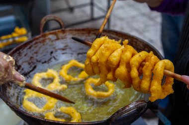 Peru pikaronları genellikle Peru 'da bulunan geleneksel bir tatlıdır. Tatlı patates ve balkabağı hamurundan yapılmış bir donut türüdür. Koyu kahverengi olana kadar kızartılır.
