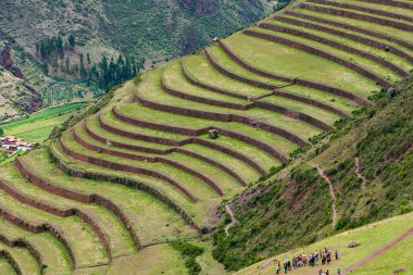 Pisac Harabeleri, Peru 'nun Kutsal Vadisi' ndeki en önemli ve iyi korunmuş İnka arkeolojik alanlarından biridir. Pisac kasabasının yukarısında yer alan bu harabeler İnka medeniyetinin mimari hünerine büyüleyici bir bakış sunuyor.