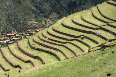 Pisac Harabeleri, Peru 'nun Kutsal Vadisi' ndeki en önemli ve iyi korunmuş İnka arkeolojik alanlarından biridir. Pisac kasabasının yukarısında yer alan bu harabeler İnka medeniyetinin mimari hünerine büyüleyici bir bakış sunuyor.