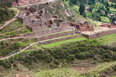 Pisac Harabeleri, Peru 'nun Kutsal Vadisi' ndeki en önemli ve iyi korunmuş İnka arkeolojik alanlarından biridir. Pisac kasabasının yukarısında yer alan bu harabeler İnka medeniyetinin mimari hünerine büyüleyici bir bakış sunuyor.