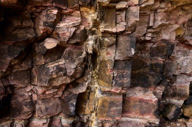Kayalar doğal olarak minerallerden oluşan katı kümelerdir, ya da bazı durumlarda volkanik cam ya da kömür gibi mineral olmayan katı maddelerdir. Onlar Dünya kabuğunun temel birimleridir.