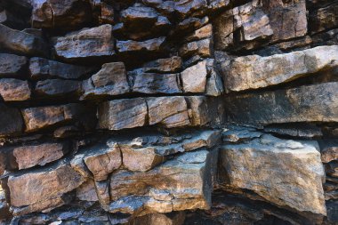 Kayalar doğal olarak minerallerden oluşan katı kümelerdir, ya da bazı durumlarda volkanik cam ya da kömür gibi mineral olmayan katı maddelerdir. Onlar Dünya kabuğunun temel birimleridir.