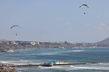 La Costa Verde 'nin nefes kesici manzarasını izlemek. Böyle anlar bize durmamız, nefes almamız ve etrafımızdaki güzellikleri takdir etmemiz gerektiğini hatırlatır. Miraflores bizi huşu içinde bırakmakta asla başarısız olmaz. Peru