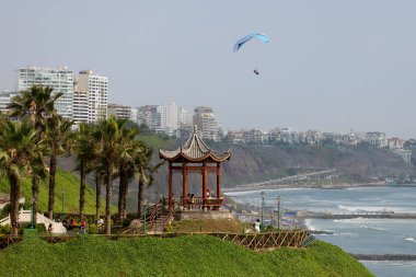 La Costa Verde 'nin nefes kesici manzarasını izlemek. Böyle anlar bize durmamız, nefes almamız ve etrafımızdaki güzellikleri takdir etmemiz gerektiğini hatırlatır. Miraflores bizi huşu içinde bırakmakta asla başarısız olmaz. Peru