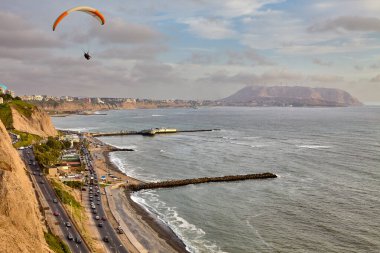 La Costa Verde 'nin nefes kesici manzarasını izlemek. Böyle anlar bize durmamız, nefes almamız ve etrafımızdaki güzellikleri takdir etmemiz gerektiğini hatırlatır. Miraflores bizi huşu içinde bırakmakta asla başarısız olmaz. Peru
