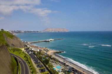 La Costa Verde 'nin nefes kesici manzarasını izlemek. Böyle anlar bize durmamız, nefes almamız ve etrafımızdaki güzellikleri takdir etmemiz gerektiğini hatırlatır. Miraflores bizi huşu içinde bırakmakta asla başarısız olmaz. Peru