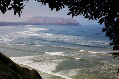 La Costa Verde 'nin nefes kesici manzarasını izlemek. Böyle anlar bize durmamız, nefes almamız ve etrafımızdaki güzellikleri takdir etmemiz gerektiğini hatırlatır. Miraflores bizi huşu içinde bırakmakta asla başarısız olmaz. Peru