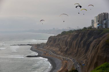 La Costa Verde 'nin nefes kesici manzarasını izlemek. Böyle anlar bize durmamız, nefes almamız ve etrafımızdaki güzellikleri takdir etmemiz gerektiğini hatırlatır. Miraflores bizi huşu içinde bırakmakta asla başarısız olmaz. Peru