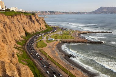 La Costa Verde 'nin nefes kesici manzarasını izlemek. Böyle anlar bize durmamız, nefes almamız ve etrafımızdaki güzellikleri takdir etmemiz gerektiğini hatırlatır. Miraflores bizi huşu içinde bırakmakta asla başarısız olmaz. Peru