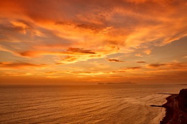 La Costa Verde 'de altın saat titreşimleri. Hiçbir şey Miraflores' de okyanusun üzerinde güneşin batışını izlemenin huzuru kadar güzel olamaz. Lima Peru.