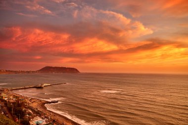 La Costa Verde 'de altın saat titreşimleri. Hiçbir şey Miraflores' de okyanusun üzerinde güneşin batışını izlemenin huzuru kadar güzel olamaz. Lima Peru.