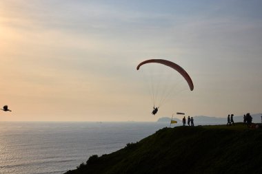 La Costa Verde 'de altın saat titreşimleri. Hiçbir şey Miraflores' de okyanusun üzerinde güneşin batışını izlemenin huzuru kadar güzel olamaz. Lima Peru.