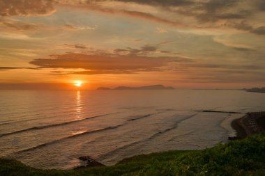 La Costa Verde 'de altın saat titreşimleri. Hiçbir şey Miraflores' de okyanusun üzerinde güneşin batışını izlemenin huzuru kadar güzel olamaz. Lima Peru.
