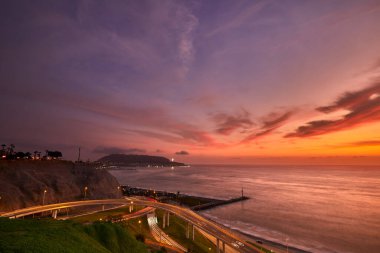La Costa Verde 'de altın saat titreşimleri. Hiçbir şey Miraflores' de okyanusun üzerinde güneşin batışını izlemenin huzuru kadar güzel olamaz. Lima Peru.