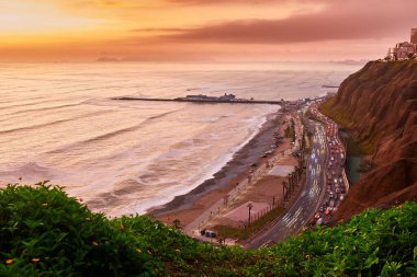 La Costa Verde 'de altın saat titreşimleri. Hiçbir şey Miraflores' de okyanusun üzerinde güneşin batışını izlemenin huzuru kadar güzel olamaz. Lima Peru.