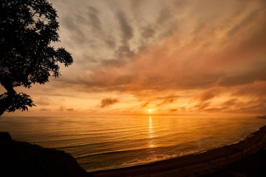 La Costa Verde 'de altın saat titreşimleri. Hiçbir şey Miraflores' de okyanusun üzerinde güneşin batışını izlemenin huzuru kadar güzel olamaz. Lima Peru.
