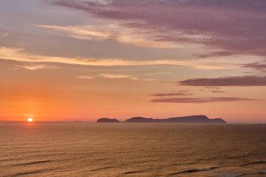 La Costa Verde 'de altın saat titreşimleri. Hiçbir şey Miraflores' de okyanusun üzerinde güneşin batışını izlemenin huzuru kadar güzel olamaz. Lima Peru.