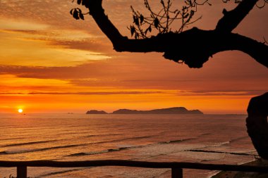La Costa Verde 'de altın saat titreşimleri. Hiçbir şey Miraflores' de okyanusun üzerinde güneşin batışını izlemenin huzuru kadar güzel olamaz. Lima Peru.