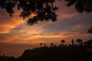 La Costa Verde 'de altın saat titreşimleri. Hiçbir şey Miraflores' de okyanusun üzerinde güneşin batışını izlemenin huzuru kadar güzel olamaz. Lima Peru.