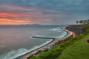 La Costa Verde 'de altın saat titreşimleri. Hiçbir şey Miraflores' de okyanusun üzerinde güneşin batışını izlemenin huzuru kadar güzel olamaz. Lima Peru.