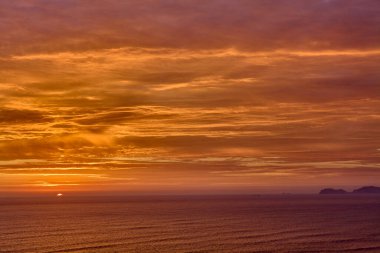 La Costa Verde 'de altın saat titreşimleri. Hiçbir şey Miraflores' de okyanusun üzerinde güneşin batışını izlemenin huzuru kadar güzel olamaz. Lima Peru.