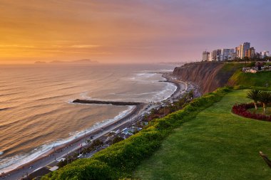 La Costa Verde 'de altın saat titreşimleri. Hiçbir şey Miraflores' de okyanusun üzerinde güneşin batışını izlemenin huzuru kadar güzel olamaz. Lima Peru.